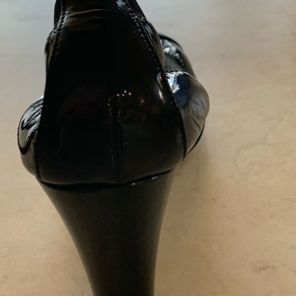 Chanel CC stretch black patent heels size 36C/6 - Picture 5 of 14
